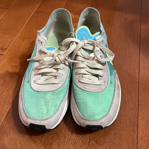 Nike Neon Sneaker - Picture 2 of 3